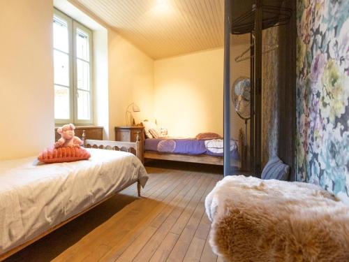 - une chambre avec 2 lits et un ours en peluche sur le lit dans l'établissement Holiday Home in Loubejac with Bubble Bath, cleaning included, à Loubejac