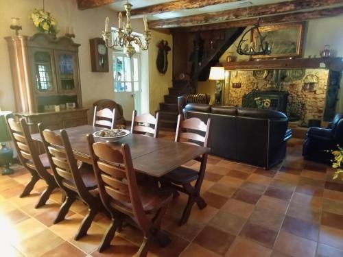 une salle à manger avec une table et des chaises en bois dans l'établissement Holiday Home in Puy-l'Evêque with Pool, cleaning included, à Puy-lʼÉvêque