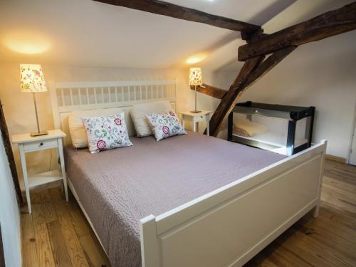 - une chambre avec un lit avec deux lampes et deux tables dans l'établissement Holiday Home in Buzon with Private Pool, cleaning included, à Buzon