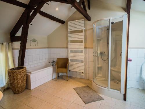 La salle de bains est pourvue d'une douche et d'une baignoire. dans l'établissement Holiday Home in Buzon with Private Pool, cleaning included, à Buzon