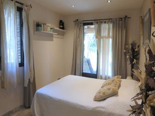 une chambre avec un lit blanc et une fenêtre dans l'établissement Stone House near Châteauneuf-du-Pape Vineyards, cleaning included, à Bédarrides