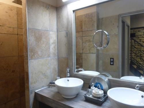 une salle de bain avec deux lavabos et un miroir dans l'établissement Stone House near Châteauneuf-du-Pape Vineyards, cleaning included, à Bédarrides