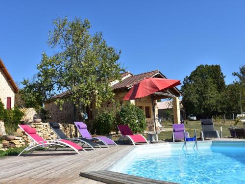 - un groupe de chaises longues et une piscine dans l'établissement Holiday Home Montferrand Pool & Terrace, cleaning included, à Montferrand-du-Périgord