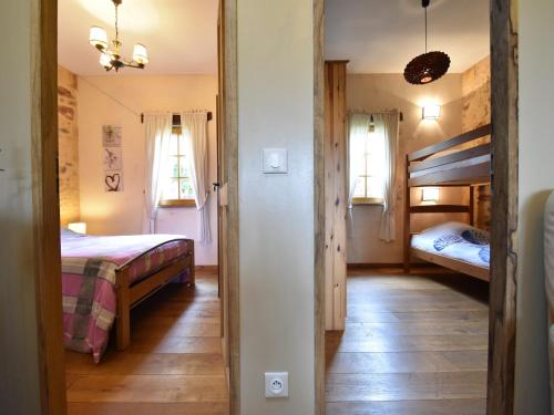 Cette chambre comprend 2 lits superposés et un couloir. dans l'établissement Holiday Home Montferrand Pool & Terrace, cleaning included, à Montferrand-du-Périgord
