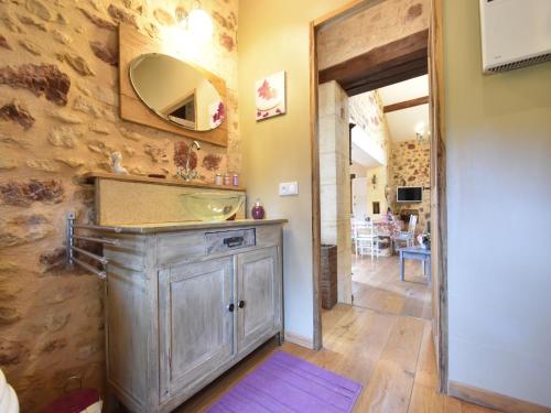 une salle de bain avec un lavabo et un miroir au mur dans l'établissement Holiday Home Montferrand Pool & Terrace, cleaning included, à Montferrand-du-Périgord