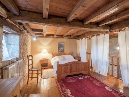 une chambre avec un lit, une table et une chaise dans l'établissement Holiday Home in Bouniagues with Pool, cleaning included, à Bouniagues