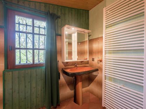 une salle de bain avec un lavabo et une fenêtre dans l'établissement Holiday Home in Bouniagues with Pool, cleaning included, à Bouniagues