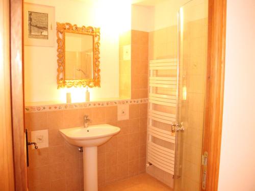 une salle de bain avec un lavabo et un miroir dans l'établissement Holiday Home in Bouix near Chatillon sur Seine, cleaning included, à Bouix