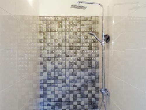 La salle de bains est pourvue d'une douche et d'un mur carrelé. dans l'établissement Mansion in Sigoulès with Private Pool, cleaning included, à Sigoulès