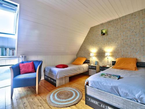 une chambre avec deux lits et une chaise dedans dans l'établissement Charming Stone House with Garden in Brittany, cleaning included, à Huelgoat