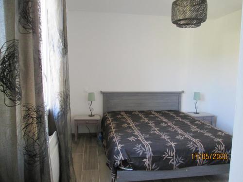 une chambre avec un lit et deux tables de nuit dans l'établissement Holiday Home in Crux-la-Ville near Lake, cleaning included, à Crux-la-Ville