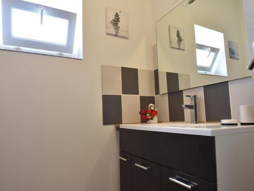 une salle de bain avec un lavabo et un miroir dans l'établissement Holiday Home in Crux-la-Ville near Lake, cleaning included, à Crux-la-Ville