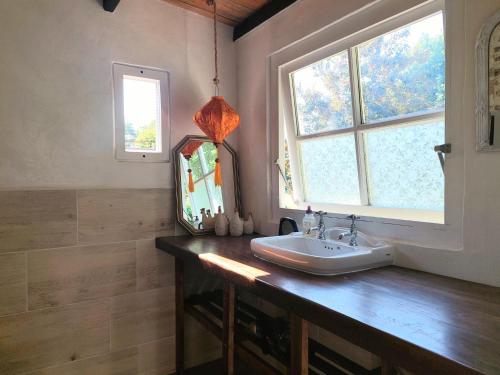 une salle de bain avec un lavabo et une fenêtre dans l'établissement Safari Tent in Montizon near La Preze, cleaning included, à Roussines