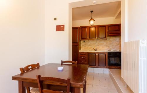 Una cocina con una mesa de madera y una mesa y sillas. en Casal Del Borgo 2, en Ostuni