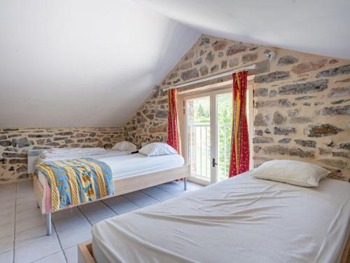 deux lits dans une chambre avec une fenêtre dans l'établissement Holiday home Courry II, à Courry