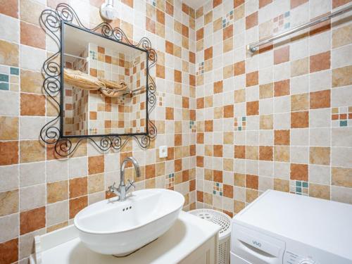 une salle de bain avec un lavabo et un miroir dans l'établissement Holiday home Courry II, à Courry
