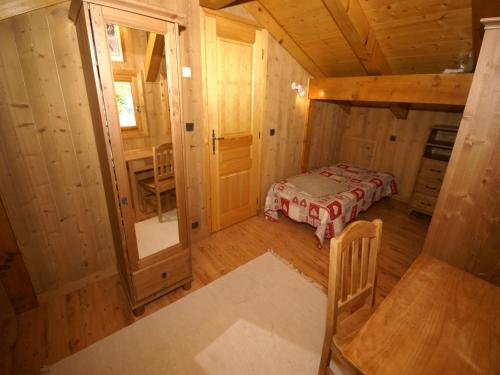 Cette petite chambre comprend un lit dans une cabine. dans l'établissement Les Houches Chalet with Garage, cleaning included, aux Houches