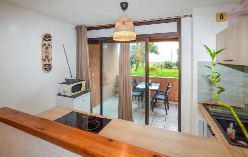 - une cuisine avec vue sur une salle à manger dans l'établissement Gorgeous Apartment In Moriani Plage, à San-Nicolao