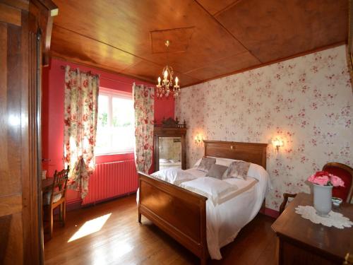 - une chambre avec un lit dans une pièce aux murs rouges dans l'établissement House in Bordeaux near Wine Regions, cleaning included, à Camiran