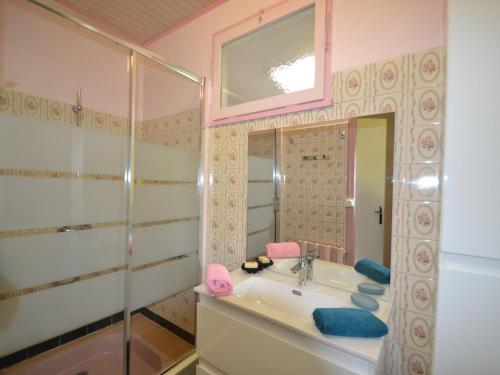 une salle de bain avec une baignoire, un lavabo et un miroir dans l'établissement House in Bordeaux near Wine Regions, cleaning included, à Camiran