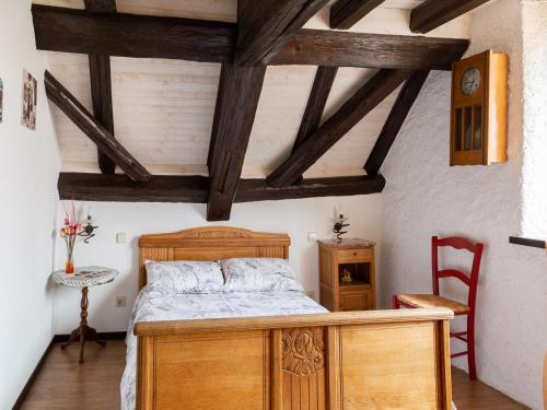 - une chambre avec un lit en bois dans une pièce dotée de plafonds en bois dans l'établissement Holiday Home Niederviller near Château, cleaning included, à Niderviller