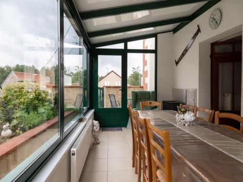 d'une salle à manger avec une table et quelques fenêtres. dans l'établissement Holiday Home Niederviller near Château, cleaning included, à Niderviller