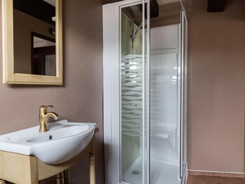 une salle de bain avec un lavabo et une douche dans l'établissement Holiday Home Niederviller near Château, cleaning included, à Niderviller