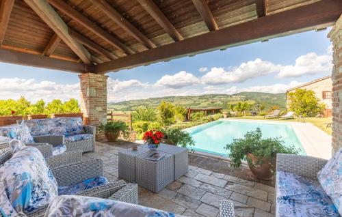 The swimming pool at or close to Castello Di Petroro