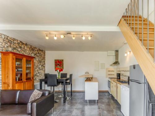 un salon avec un canapé et une table dans une cuisine dans l'établissement Holiday Home near Château de Gratot, cleaning included, à Brainville