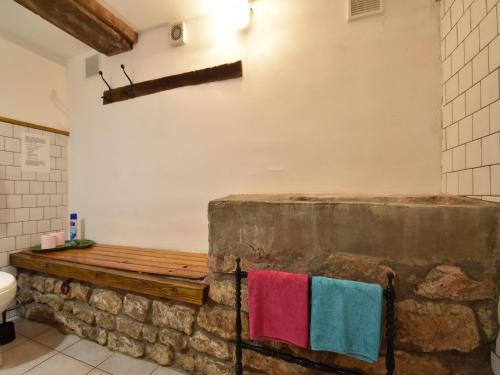 une salle de bain avec des serviettes suspendues à une baignoire en briques dans l'établissement Holiday Home in Saizy with Stargazing Garden, cleaning included, 