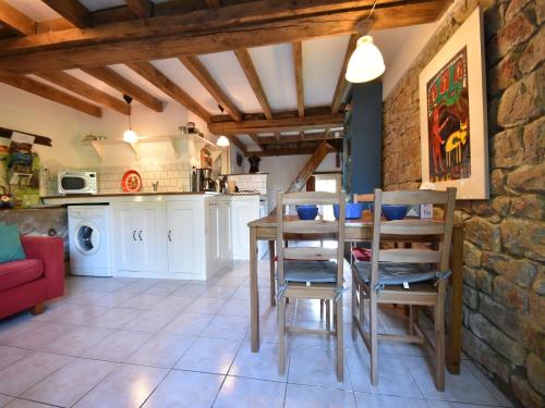 une cuisine et une salle à manger avec une table et des chaises dans l'établissement Holiday Home in Saizy with Stargazing Garden, cleaning included, 