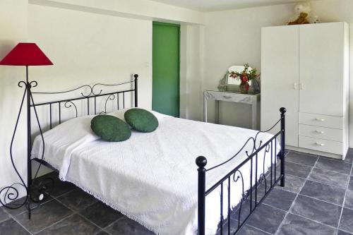 une chambre avec un lit avec deux oreillers dessus dans l'établissement Holiday Home in Denneville near Sandy Beach, cleaning included, à Denneville