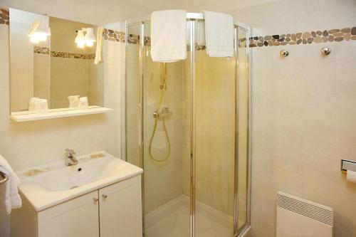 une salle de bain avec douche et lavabo dans l'établissement Apartment in Île Rousse near Sandy Beaches, cleaning included, à LʼÎle-Rousse