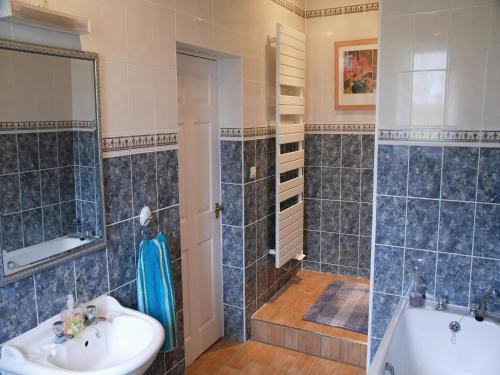 une salle de bain avec un lavabo, une baignoire et des toilettes dans l'établissement Sainte Marguerite d Elle Retreat, cleaning included, à Sainte-Marguerite-dʼElle