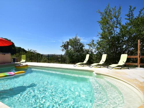 - une piscine avec 4 chaises dans l'établissement Mansion in Cuzy with Pool & Forest Views, cleaning included, à Cuzy