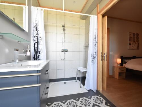 une salle de bain avec douche et lavabo dans l'établissement Mansion in Cuzy with Pool & Forest Views, cleaning included, à Cuzy