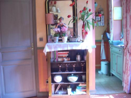 Cette chambre comprend un miroir et une étagère avec des livres. dans l'établissement Villa in Montbrun near Lake and Sea, cleaning included, à Montbrun-les-Bains