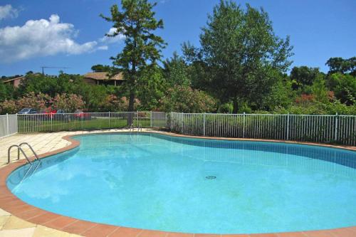 une grande piscine bleue avec une clôture dans l'établissement Apartment near Pinarellu Bay Beach, cleaning included, à Vardiola
