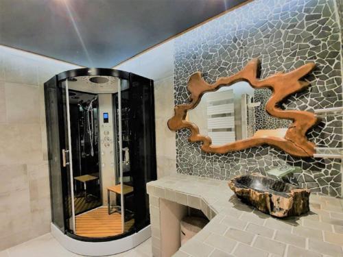 une salle de bain avec un lavabo et un miroir dans l'établissement Villa in Lacanau-Océan near Beach, cleaning included, à Lacanau