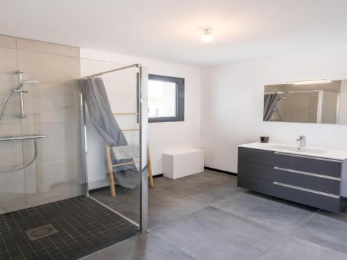 une salle de bain avec douche et lavabo dans l'établissement Holiday Near Normandy Beaches, cleaning included, à Saint-Germain-sur-Ay