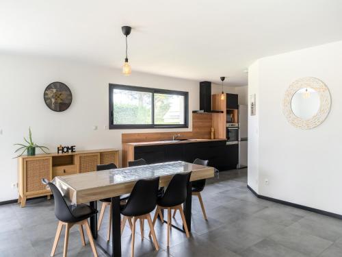 une cuisine et une salle à manger avec une table et des chaises dans l'établissement Holiday Near Normandy Beaches, cleaning included, à Saint-Germain-sur-Ay