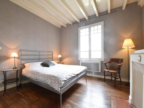 une chambre avec un lit, une fenêtre et une chaise dans l'établissement Mansion in Charrin by Loire with Pool, cleaning included, à Charrin