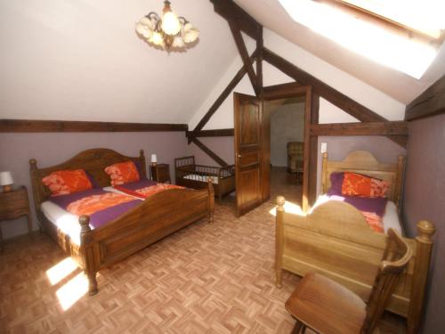 une chambre avec deux lits et un lustre dans l'établissement Holiday Home in Vosges Nature Park, cleaning included, à Hanviller