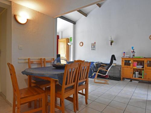 une salle à manger avec une table et quelques chaises dans l'établissement Villa in Saint-Cyprien with Sea View, cleaning included, à Saint Cyprien Plage