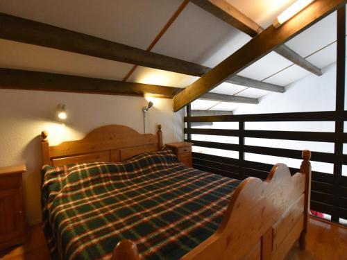 - une chambre avec un lit dans une pièce dotée de poutres dans l'établissement Villa in Saint-Cyprien with Sea View, cleaning included, à Saint Cyprien Plage