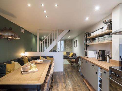 Il comprend une cuisine et un salon avec une grande table en bois. dans l'établissement Holiday Home in Doulcon near Lac Vert Plage, cleaning included, à Dun-sur-Meuse