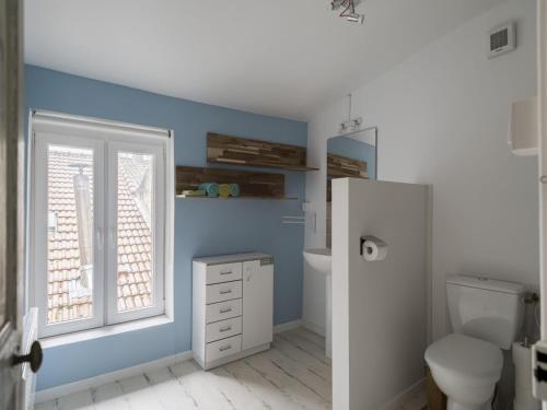 une salle de bain avec des toilettes blanches et une fenêtre dans l'établissement Holiday Home in Doulcon near Lac Vert Plage, cleaning included, à Dun-sur-Meuse