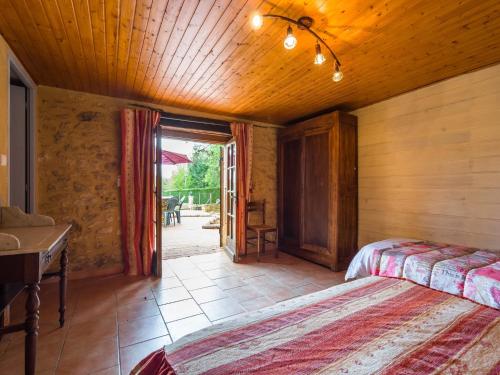 une chambre avec un lit et un bureau dans une pièce dans l'établissement Holiday Home in Blanquefort with Private Pool, cleaning included, à Blanquefort-sur-Briolance