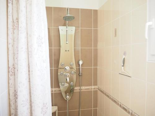 La salle de bains est pourvue d'une douche avec rideau de douche. dans l'établissement Charming Holiday Villa with Pool, cleaning included, à LʼIsle-sur-la-Sorgue