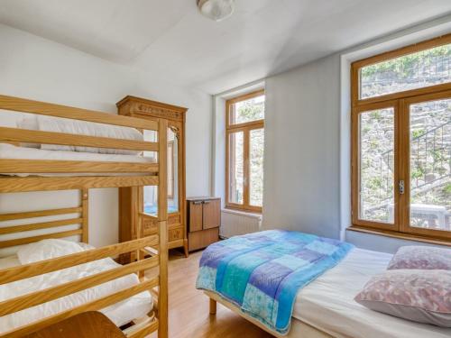 - une chambre avec 2 lits superposés et 2 fenêtres dans l'établissement Cottage in Pontgibaud near Volcano Park, cleaning included, à Pontgibaud